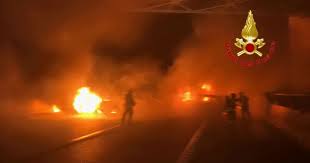 Il rallentamento di notte ha fatto insospettire la staffetta facendo saltare i piani della banda che aveva creato una barriera di fuoco in autostrada. Assalto A Portavalori Sulla A1 Barriere Di Auto Bruciate E Chiodi Sull Asfalto Il Furgone Blindato Si E Rifugiato In Un Autogrill Il Fatto Quotidiano