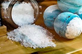 Gli ingredienti sono semplici da reperire, molti li utilizziamo già nella nostra cucina, come ad esempio il sale grosso mentre per gli oli essenziali sono facilmente reperibili presso le erboristerie, l' unica attenzione in questo caso è di chiedere espressamente al vostro negoziante di fiducia quelli adatti alla pelle così da non provocare spiacevoli irritazioni. Sali Da Bagno Come Si Usano E Quali Sono Magazine Delle Donne