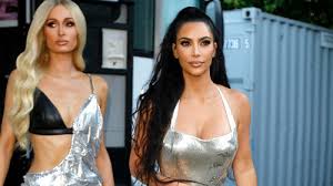 Beim anschauen lernt man viel, findet unsere autorin. Kim Kardashian Und Paris Hilton Stehen Wieder Gemeinsam Vor Der Kamera