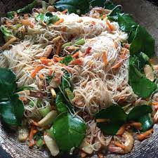 Menu ni tak pedas sesuai dengan anak2 kita. Sekejap Je Siap Bihun Goreng Tomyam Nyam Nyam Untuk Di Ngap