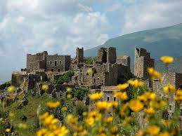 Η μάνη είναι το μεσαίο και νοτιότερο πόδι της πελοποννήσου και μοιράζεται ανάμεσα στη λακωνία και τη μεσσηνία. Manh Greece Greece Travel Places To Travel