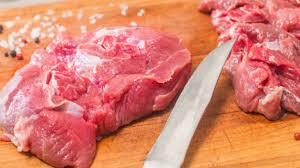 Agar lebih mudah saat mengirisnya, kamu bisa membekukan daging kambing terlebih dahulu ke dalam kulkas. Tips Mengolah Daging Kambing Agar Empuk Dan Tidak Berbau