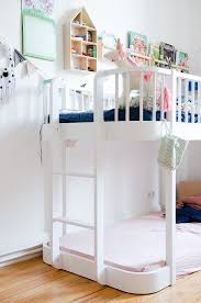 Das macht hochbetten nicht nur zur idealen lösung für kleine kinderzimmer, in etagenbetten finden sogar zwei kinder bequem platz. Hochbett Ja Oder Nein Und Wann Sind Kinder Alt Genug Fur Ein Hochbett