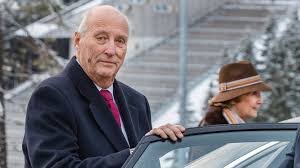 Bildet vise sjamaer som blir bundet til havbunnen under lavvann. Kong Harald Skal Hjerteklaffopereres