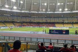 — picture courtesy of hari anggara. Hujan Deras Suporter Timnas U 16 Harap Australia Main Jelek Republika Online