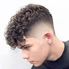 31 Sexiest Kurz Locken Hairstyles Fur Manner Haare Stylen Manner Haare Stylen Haarschnitt Fur Lockige Haare