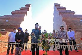 Tapi nggak tau mau mulai dari mana? Gubernur Jabar Resmikan Alun Alun Kejaksan Cirebon Republika Online