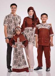 Memakai baju couple saat lebaran tentu menambah keakraban dan kekompakan keluarga. 27 Model Baju Batik Couple Keluarga Modern Terbaru 2020