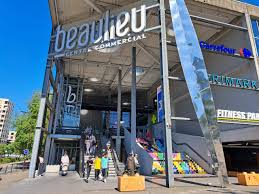 Saterra lynn pussy arrive at the venue, find the room