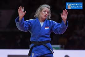 Ze versloeg in de finale margaux pinot vanuit het niet sloeg ze ineens succesvol toe met een ippon, waarmee de finale besliste. Judoinside Sanne Van Dijke Judoka