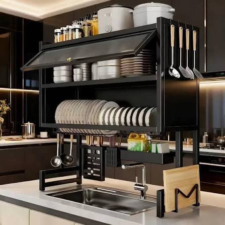 ESCURRIDOR DE PLATOS DE DOS NIVELES CON TAPA, IDEAL PARA MANTENER LA  VAJILLA ORDENADA Y PROTEGIDA. SU DISEÑO VERTICAL PERMITE AHORRAR ESPACIO EN  LA COCINA, MIENTRAS QUE LA TAPA AYUDA A MANTENER