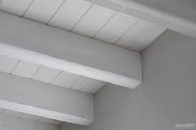 Particolare Di Un Soffitto Lamellare Bianco Spazzolato E Smussi Con Coltelli A Mano Soffitto Con Travi In Legno Soffitti In Legno Controsoffitti In Legno