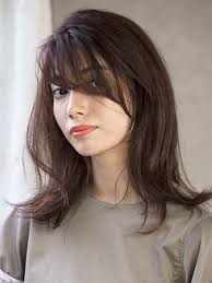 丸顔さんはミディアムヘアで大人っぽスタイル おしゃれな女性らしい髪型50選 folk 肩 ヘアスタイル 前髪ありヘア 髪 色