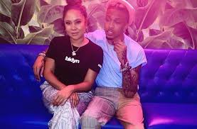 頒獎人克里斯洛克chris rock，拿威爾史密斯妻子潔達蘋姬史密斯jada pinkett smith 因病剃頭的光頭髮型開玩笑，而激怒威爾史密斯。 有一派人認為「為愛出手 . L3dmkzeodhf1vm