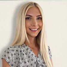 Caroline Bollinger's Instagram, Twitter & Facebook