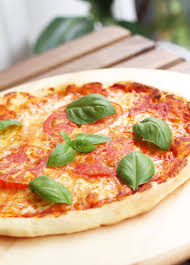 Blatul subțire și gingaș preparat după rețeta clasică nu se va usca în timpul coacerii. Pizza Margherita In 2019 Pizza Mozzarella È™i PrÄƒjituri