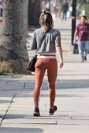 Hilary duff wearing a camel coat with a white top tucked into a leather skirt. Pin By Kitschobjekt On Hilary Duff The Duff Fashion Hilary Duff