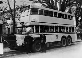 Dieses Foto Wurde 1929 Gemacht Es Zeigt Meinen Grossvater In Jungen Jahren Als Busfahrer In Berlin Zum Fahrzeug Bussing Bvg Berlin Oldtimer Bus Alte Trucks