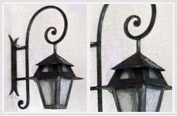 A installer dans une entrée, un long couloir, devant votre porte d'entrée extérieure, sous un plafond ou une pergola, découvrez cette magnifique suspension entièrement conçue en fer forgé. Lanternes Murales En Fer Forge