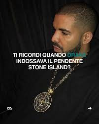 Il legame fra Drake e Stone Island ha radici profonde: fin dagli inizi  della sua carriera, l'artista canadese ha mostrato un forte apprezzamento  per il brand italiano. Carlo Rivetti ha raccontato di