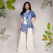 Pada model ini terdapat pita di bagian pinggang dan ada 2 bagian rok di bagian bawah yang memberi aksen tidak polos. 30 Model Baju Batik Wanita Terbaru Modern Formal