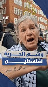 "عندما حظرت حكومتي عبارة من النهر إلى البحر، قررت أن أوشِمها على يدي".,  سيدة بريطانية شجاعة ترفض الرضوخ لقيود حرية الرأي وللرواية الصهيJ