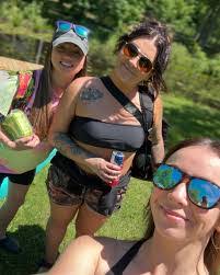 Sara Winchell's Instagram, Twitter & Facebook