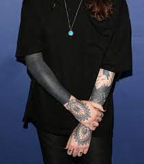 Blackout Tattoo Le Tatouage Tout Noir Qui Fait Couler Beaucoup D Encre