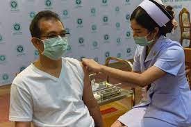 打疫苗 ― dǎ yìmiáo ― to get a vaccine, to be vaccinated. æŽ¥ç§ä¸­å›½ç–«è‹—çš„å¤–å›½äºº