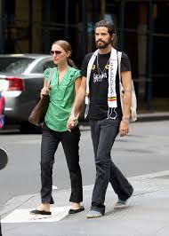 Natalie was rumored to be dating billionaire nat rothschild but apparently she is back on with her ex, motorcycle diaries gael garcía. Natalie Portman And Devendra Banhart Dating Gossip News Photos