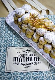 La Croquembuche Ca Vous Tente Une Piece Montee De Choux Super Gourmande Facon Buche De Noel La Recette C Est P Buche De Noel Piece Montee Choux Cuisine
