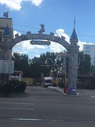 Zona este amenajată, există o grădină înflorită. Despre Mamaia