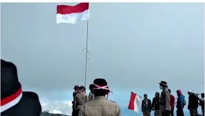 Gunung semeru terletak di perbatasan kabupaten lumajang dan tahun baru 2020 wisata alam paling fenomenal di jawatimur gunung bromo,lautan. Wakapolda Pimpin Upacara Bendera Di Puncak Dempo Palpres