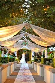 Ideas Roma Nticas Para Decorar La Entrada De Los Novios Jardines Para Bodas Altares De Boda Decoraciones De Recepcion