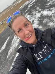 Lindsay Lariviere's Instagram, Twitter & Facebook