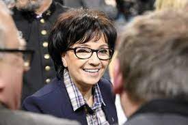 Stała za matką na dużym balkonie nadwodnej willi. Ewa Witek Aktualne Wydarzenia Z Kraju I Zagranicy Wyborcza Pl