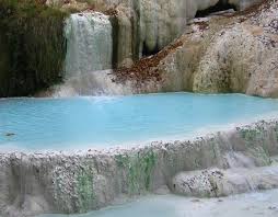 Bagni san filippo è una suggestiva località situata nel comune di castiglione d'orcia, tra la val d'orcia e il monte amiata, nel sud della toscana. Allarme Rave Al Fosso Bianco Di Bagni San Filippo Antenna Radio Esse