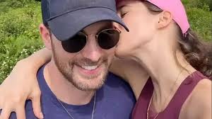 Chris Evans Pertama Kali Terlihat Pakai Cincin Kawin Setelah Menikahi Alba  Baptista