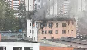Em criciúma uma residência abandonada foi atingida por um incêndio. Incendio Atinge 3Âº Andar De Predio No Centro De Criciuma Notisul