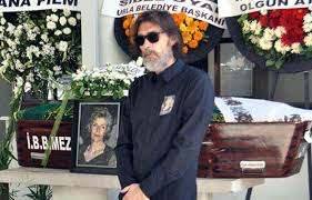 Eşi elvin beşikçioğlu'yla aynı sahneyi paylaşan beşikçioğlu, ''elvin sahne üzerinde çalışırken eşimden. Erdal Besikcioglu Nun Aci Gunu