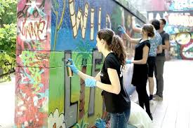 Inscriptions ou des peintures sur des murs ou autres espaces publics. Atelier Diy Cours Graffiti 65 Pers Decouvrez Le Street Art A Paris
