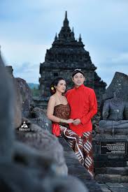 Berpose duduk sambil bertatapan mesra dengan latar rumah tradisional jawa bisa jadi ide menarik lo. 31 Prewedding Jawa Klasik Kuno Elegan Candi Plaosan Ideas In 2021 Photographer Indonesia Pre Wedding Yogyakarta