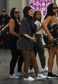 It is no secret that kourtney kardashian and travis barker love to pack on the pda. Kylie Jenner Covers Up Baby Bump At Travis Scott S Vegas Performance As He Parties With French Wusa9 Com