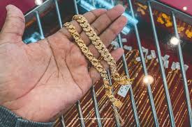 Jarang kita dengar berapa karat emas yang awak ada?, berlainan dengan negara luar lebih banyak menggunakan istilah karat berbanding nombor. Emas Kelantan Serial Berat Vs Gram Mawardi Yunus