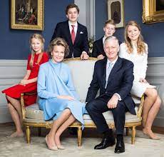 Sinds september ondervindt prinses elisabeth aan de lijve wat het is om militair te zijn. Hm The Queen Of The Belgians On Instagram Family Photo On The Occasion Of Princess Elisabeth S 18th Birthday Roi Royal Family European Royalty Hm The Queen