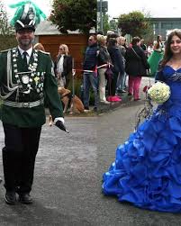 Mai- und Schützenpaare trotzen in Selgersdorf dem Regen