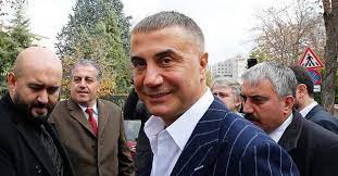 Sedat peker, 1997 yılında rize'de kaçakçı abdullah topçu'yu öldürmek suçundan savcı karşısına çıkmış ve daha sonra serbest. Sedat Peker Yakalandi Mi Nerede Sedat Peker Kimdir Kac Yasinda Nereli Takvim