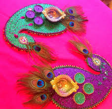 Beautiful Hand Made Peacock Mehndi Plates See My Facebook Page Www Facebook Com Mehnditraysforfun Fo Peacock Centerpieces Decoration For Ganpati Peacock Decor