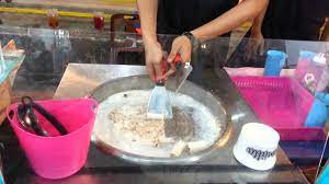 Resepi ais krim gulung versi khairulaming | jom masak credit to ig @khairulaming. Ais Krim Gulung Pandan City Jb Youtube