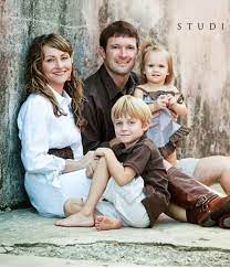 Family Of 3 Picture Poses Family Pose Photography Photography Poses Family Family Picture Poses Family Photo Pose